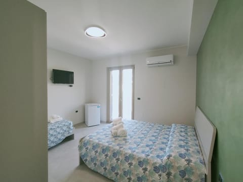 Bed, TV and multimedia, Photo of the whole room, Bedroom, towels, air conditioner