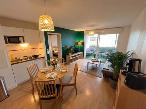 TV and multimedia, Coffee/tea facilities, Balcony/Terrace, Living room, Dining area, Meals, microwave, stove, toaster, kitchen