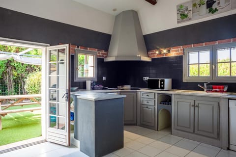 Property building, Kitchen or kitchenette, Living room