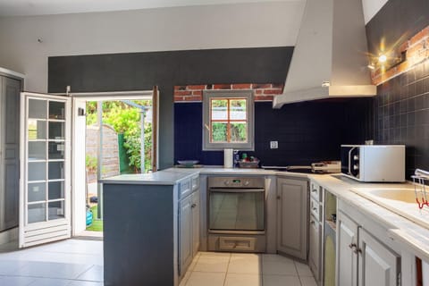 Property building, Kitchen or kitchenette, Living room