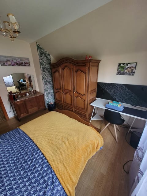 Bed, Photo of the whole room, wardrobe