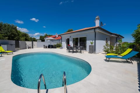 Property building, Swimming pool, sunbed
