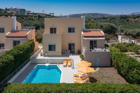 Property building, Day, Natural landscape, Mountain view, Pool view, Area and facilities, Swimming pool, sunbed