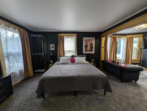 The Queen Apartment hotel in Sturgeon Bay