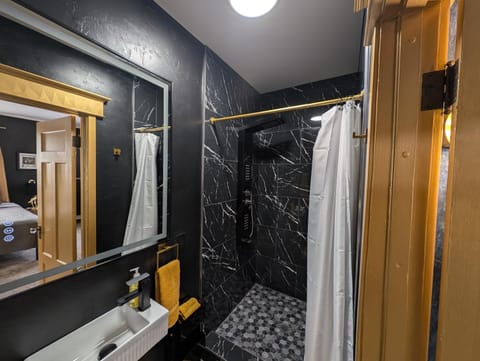 The Queen Apartment hotel in Sturgeon Bay