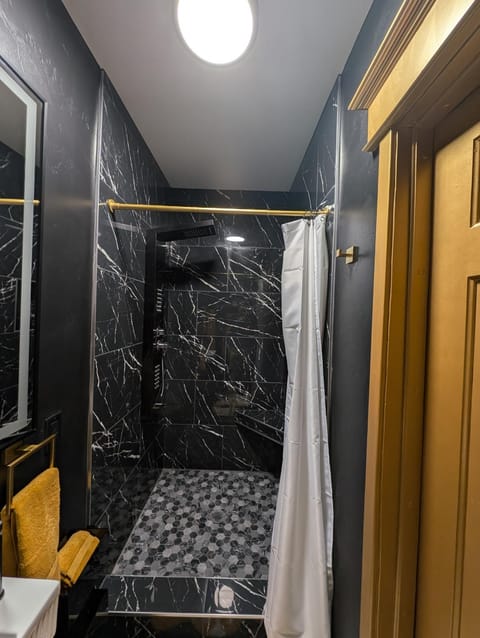 The Queen Apartment hotel in Sturgeon Bay