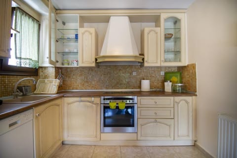 Kitchen or kitchenette, oven, stove