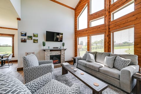 Scenic Getaway with Deck 7 Mi to Mammoth Cave Park! House in Kentucky