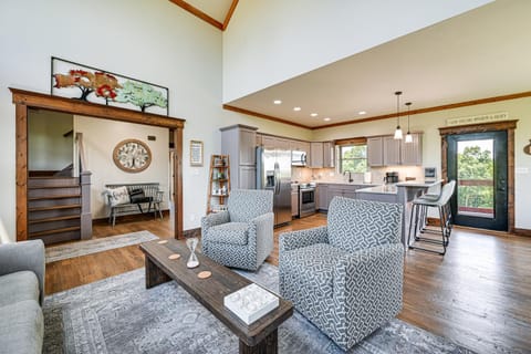 Scenic Getaway with Deck 7 Mi to Mammoth Cave Park! House in Kentucky