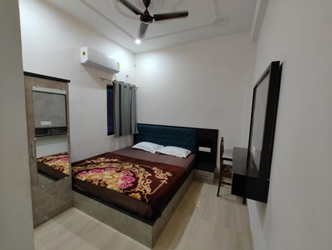 Bed, Photo of the whole room, Bedroom, air conditioner