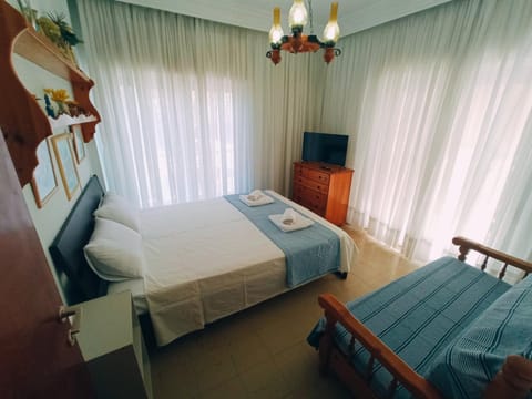 Bed, TV and multimedia, Bedroom