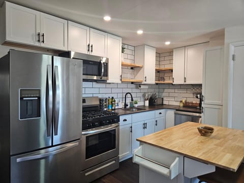 Coffee/tea facilities, Kitchen or kitchenette, dishwasher, microwave, oven, stove, toaster