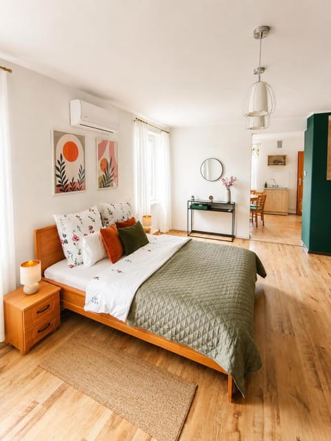 Bed, Living room, Photo of the whole room, Seating area, Bedroom