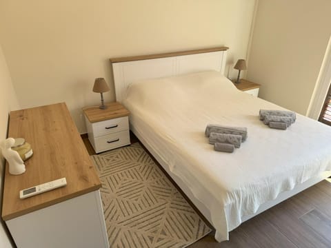 Bedroom, towels