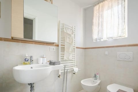 Shower, Toilet, Bathroom, bidet, towels