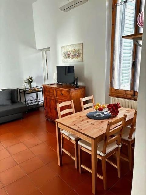 Communal lounge/ TV room, TV and multimedia, Seating area, Dining area