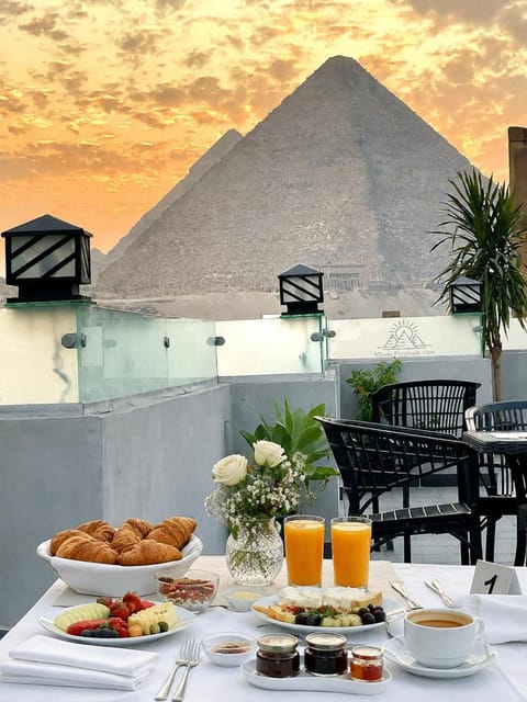 Patio, Restaurant/places to eat, Day, Natural landscape, Food and drinks, Banquet/Function facilities, Dining area, Food, Mountain view, Breakfast, Continental breakfast, Lunch, Dinner, Drinks