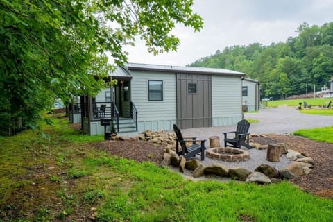 Creekside Modern Tiny Home - Firepit - Racoon Cabin Cabin in Pittman Center