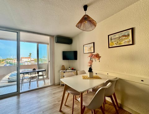 TV and multimedia, View (from property/room), Balcony/Terrace, Living room, Seating area, Dining area