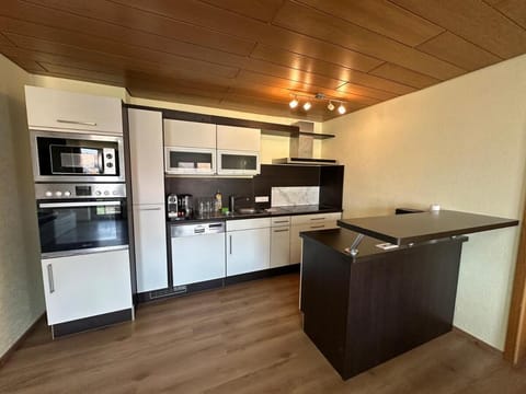 Coffee/tea facilities, Kitchen or kitchenette, dishwasher, oven, stove, toaster