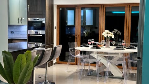 Dining area, kitchen