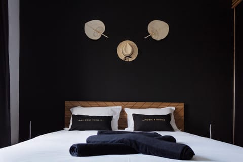 Bed, Bedroom, towels