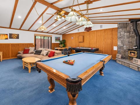 Billiard, Game Room, Seating area, fireplace
