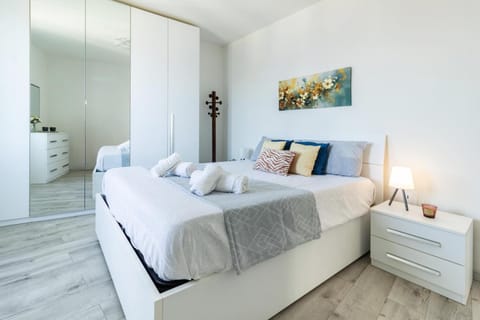 Bed, Bedroom, towels, wardrobe