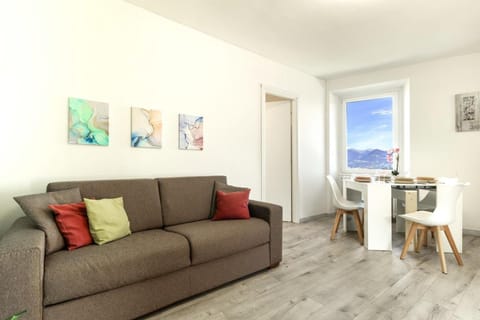 Living room, Dining area, Lake view, Mountain view