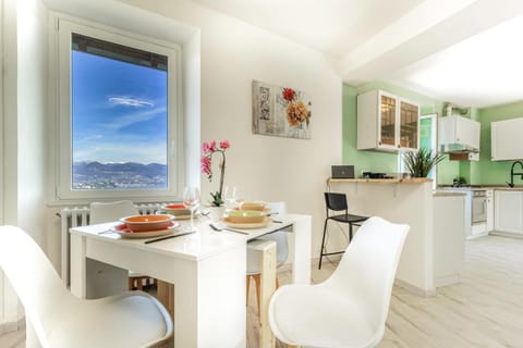 Kitchen or kitchenette, Dining area, Lake view