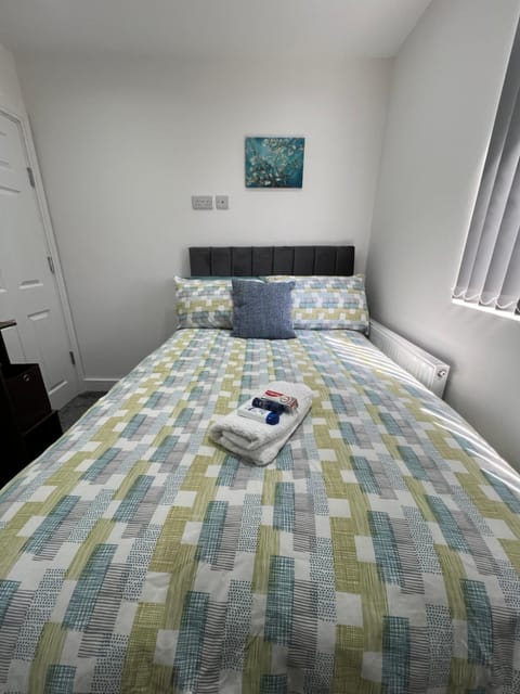 Photo of the whole room, towels