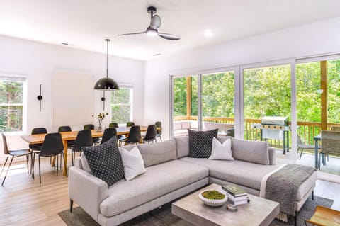 Sleek Tennessee Retreat 2 Mi to Center Hill Lake! House in Center Hill Lake