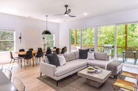 Sleek Tennessee Retreat 2 Mi to Center Hill Lake! House in Center Hill Lake