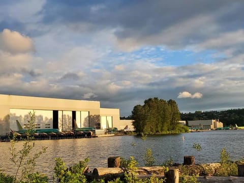 Lake View - Private - Spacious House in Bryn Mawr-Skyway