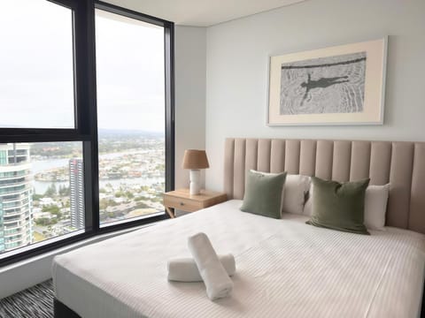 Bed, Photo of the whole room, Seating area, Bedroom
