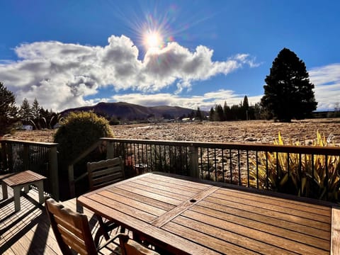 Property building, Patio, Natural landscape, Seating area, Dining area, Mountain view