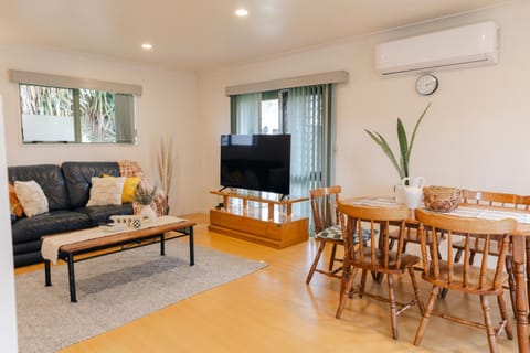 TV and multimedia, Living room, Dining area, air conditioner