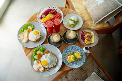 Food and drinks, Food, Breakfast, Continental breakfast, Lunch, Dinner, Drinks