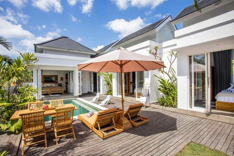 Property building, Balcony/Terrace, Seating area, Swimming pool, sunbed