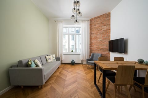 Communal lounge/ TV room, TV and multimedia, Living room, Seating area, Dining area, Evening entertainment