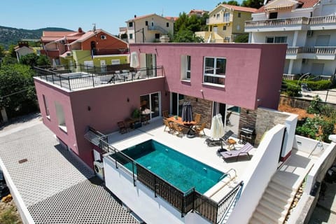 Property building, Day, Balcony/Terrace