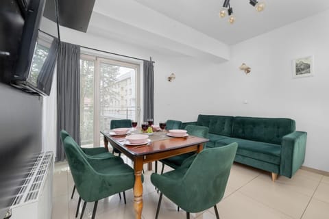 TV and multimedia, Seating area, Dining area