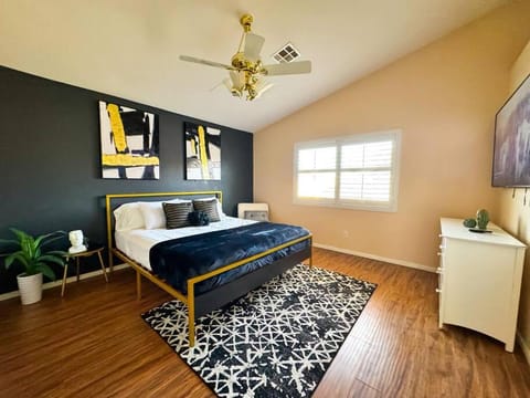 Bed, Photo of the whole room, Bedroom