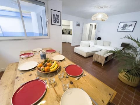 Living room, Food and drinks, Seating area, Dining area, Food, Drinks