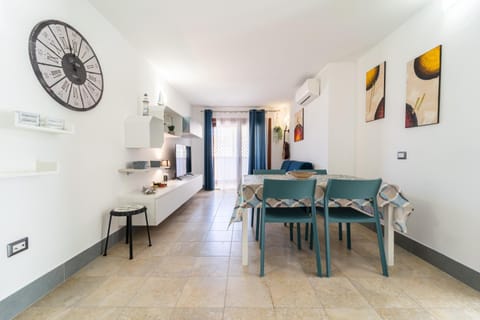 Kitchen or kitchenette, Living room, Seating area, Dining area, air conditioner