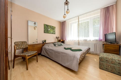 Bed, TV and multimedia, Bedroom