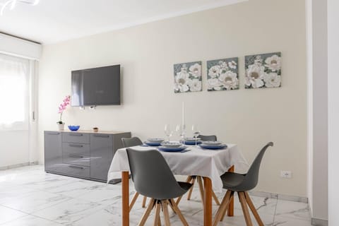 Communal lounge/ TV room, TV and multimedia, Living room, Seating area, Dining area, Evening entertainment