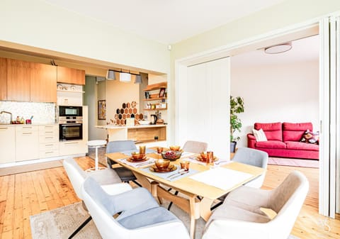 Kitchen or kitchenette, Living room, Seating area, Dining area, oven