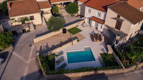 Bird's eye view, Pool view