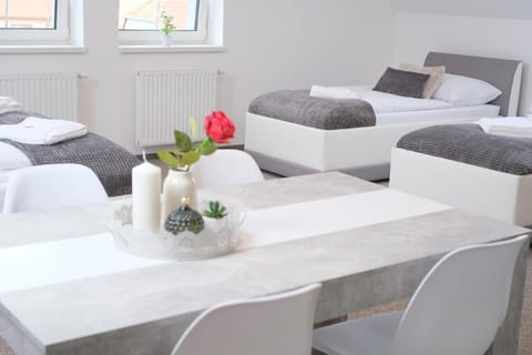 Bed, Photo of the whole room, Seating area